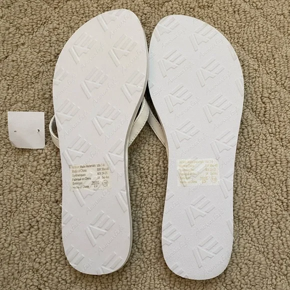 NWT American Eagle white flip flops - Picture 4 of 5